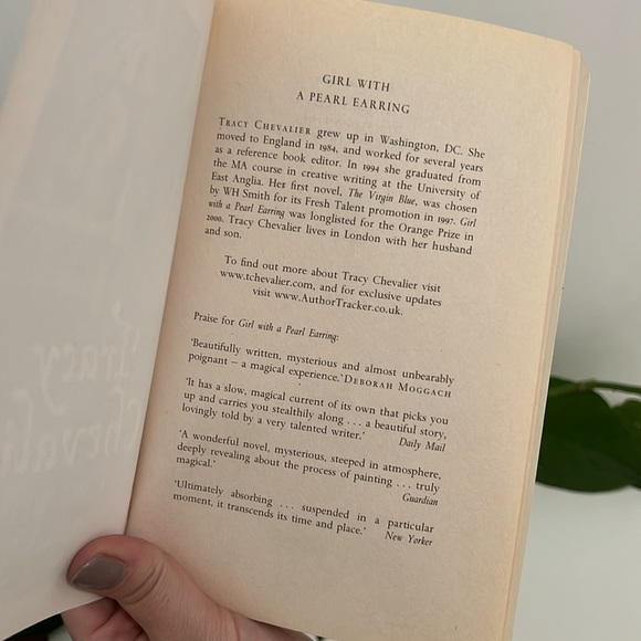 Girl With A Pearl Earring Paperback Book - Picture 6 of 6